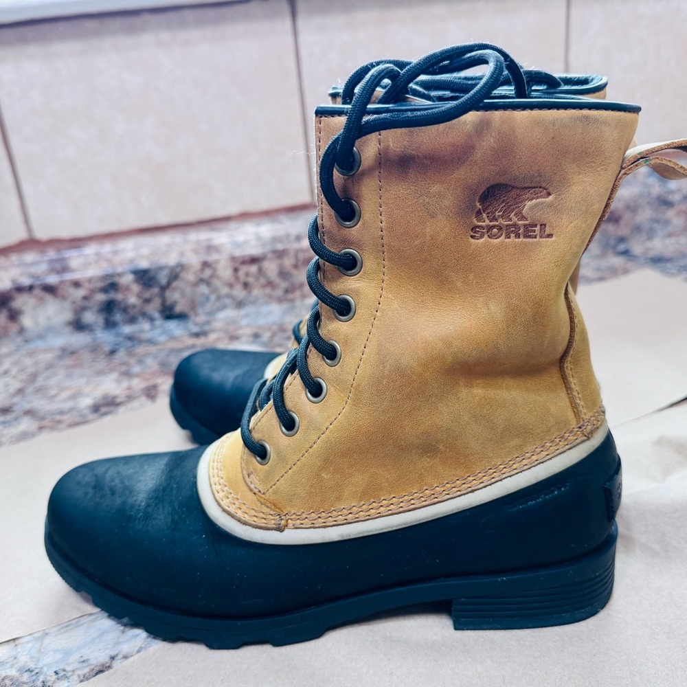 Sorel Women's Tan and Black Boots